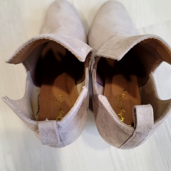 QUPID Tan Suede Ankle Booties size 5 1/2 - Picture 6 of 17